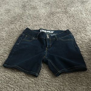 Hydraulic mid rise curvy shorts